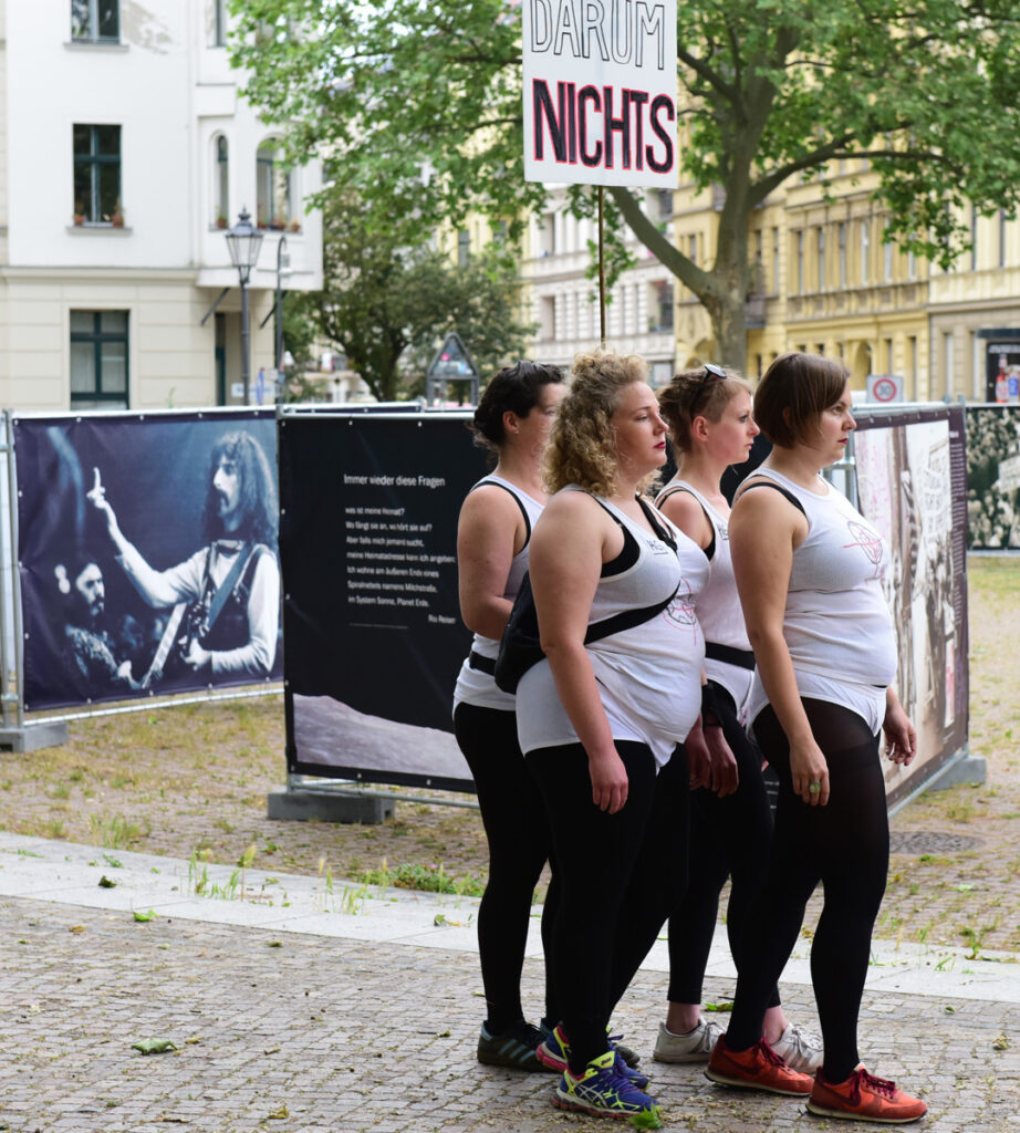 Hysterisches Globusgefühl performistische Vereinigung  mit Demo-Performance vor dem Bethanien, Foto: Sönke Tollkühn