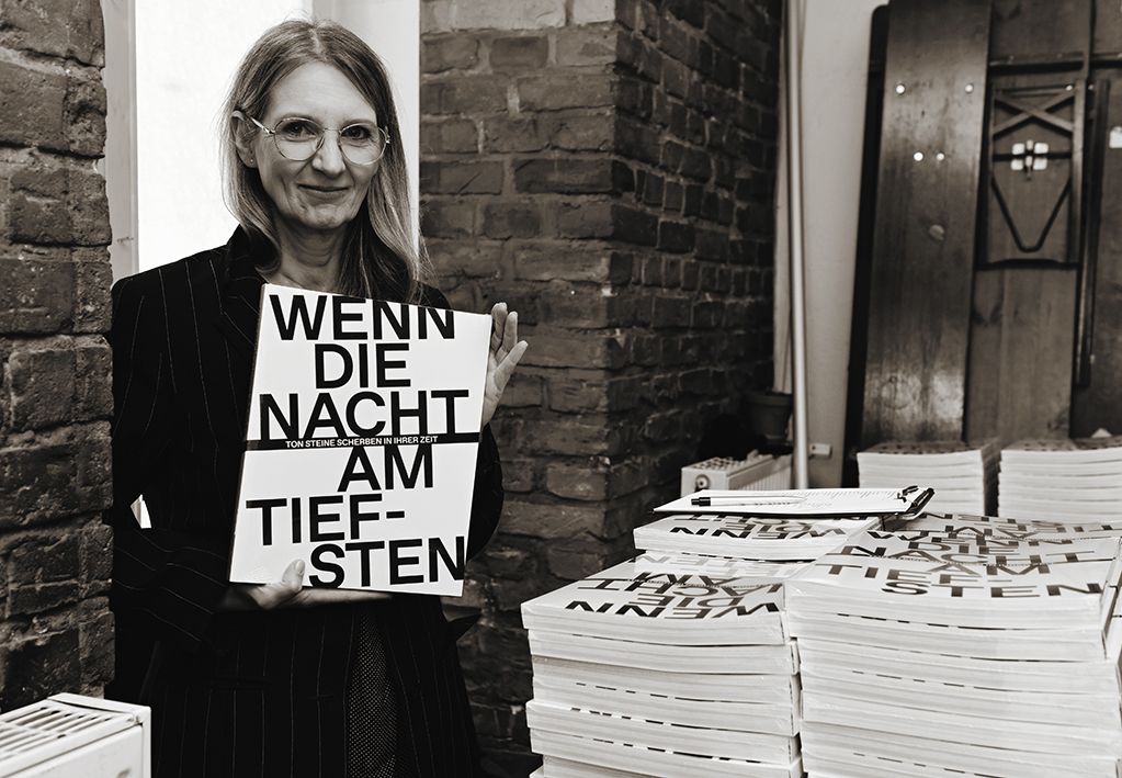Sabine Drwenzki bei der Präsentation des Ausstellungskatalogs